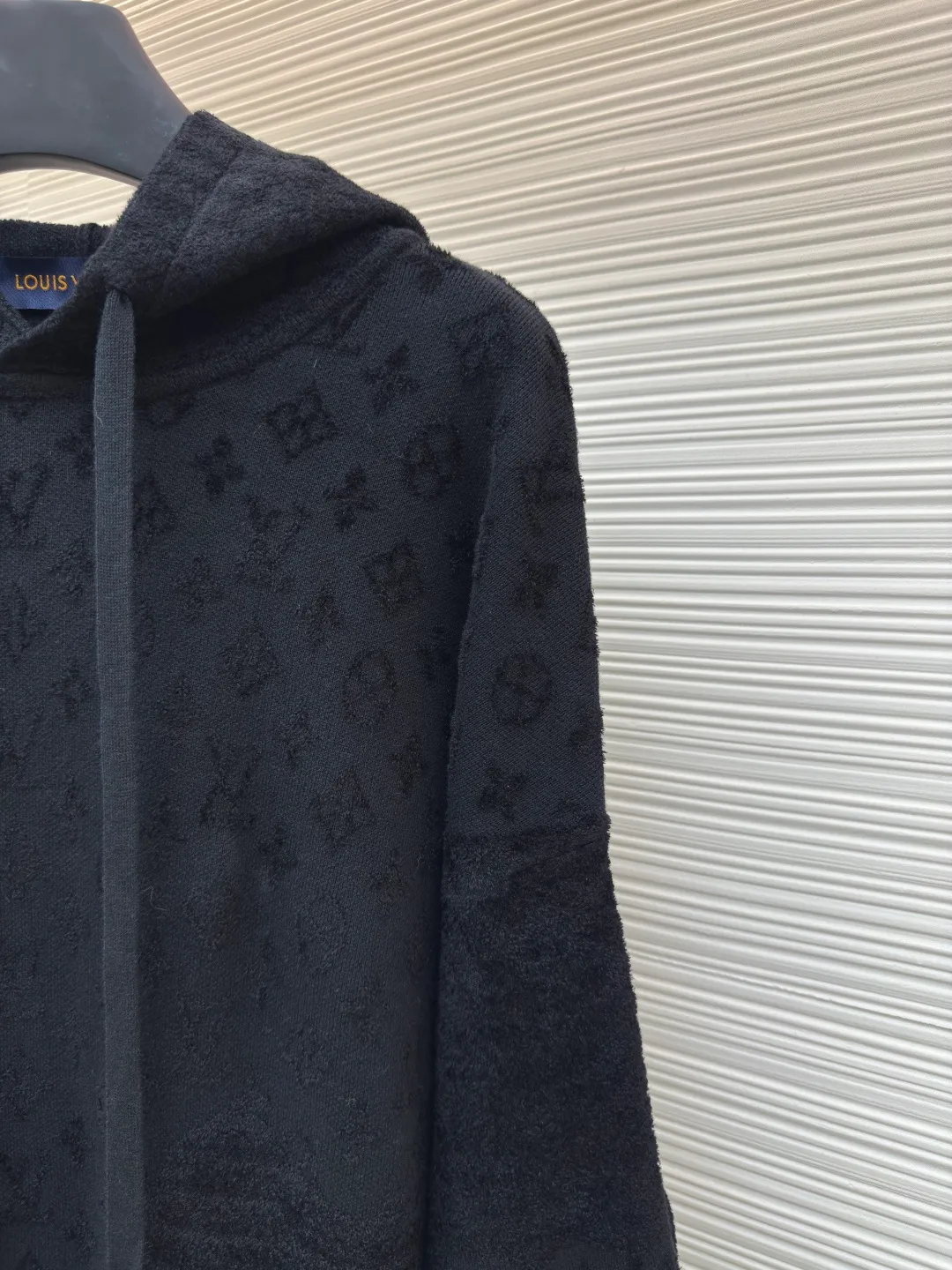 LOUIS VUITTON Jacquard hooded long-sleeved sweatshirt ●Authentic product: Purchased and developed for 14999 ●Item number: 1680357-B10 ●Material: fine cotton yarn fabric ●Technology: jacquard production ●Version: fitted version ●Weight: about 925 grams ●Size: S-M-L-XL ●Description: 40 counts of high-quality fine cotton yarn and 18 counts of rayon centipede loose yarn. Using a Japanese imported machine (Muratec) 14 knitting machine, wool jacquard. Washed wool, customized 1:1 trademark, loose fit. , the color is consistent without color difference. It can be matched with the same style to create a fashionable look, and can be used in various occasions. Customized accessories, complete with three standards, same style for men and women!
